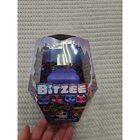 Bitzee Interactive Toy Digital Pet and Case with 15 Animals Inside New - Picture 2 of 7